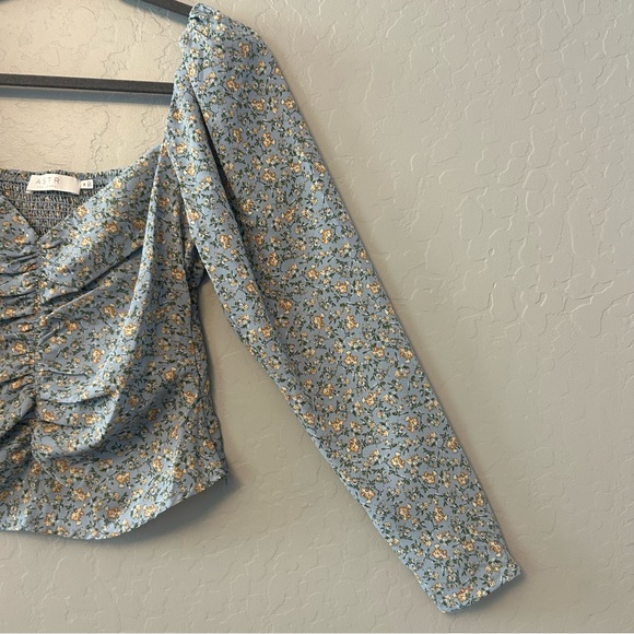 ASTR The Label blue peach floral ditsy floral smocked ruched top medium - Picture 10 of 16